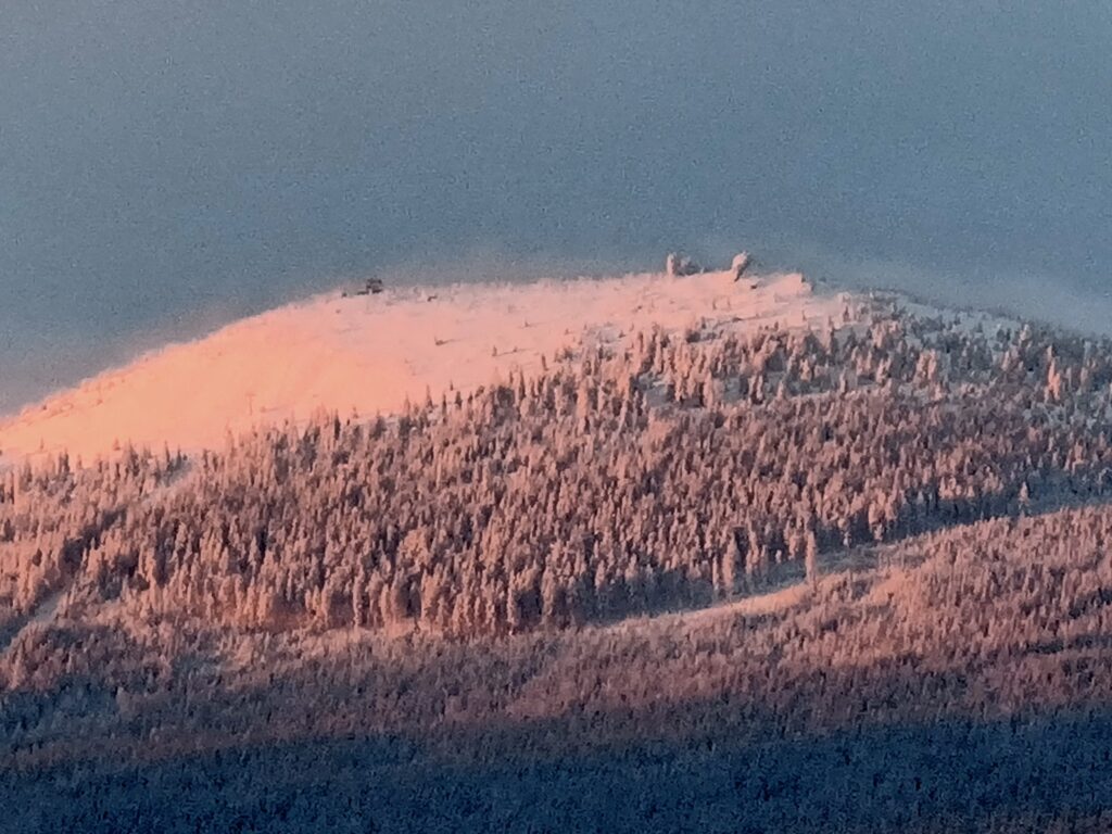 wschód słońca z parkingu w Szklarskiej Porębie