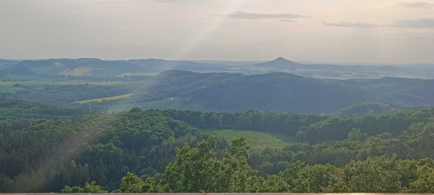 Panorama Gór Kaczawskich z Ostrzycą (501m) w tle - widok z Zawadnej (445m)