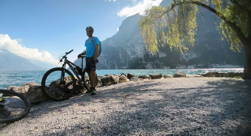 plaża w Riva del Garda widok na Strada del Ponale