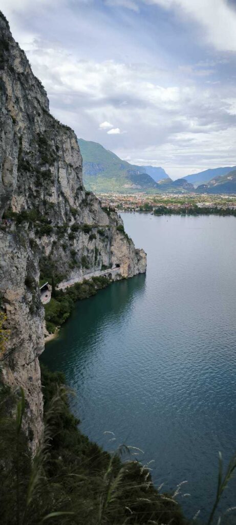 Widok z drogi Ponale na Riva del Garda