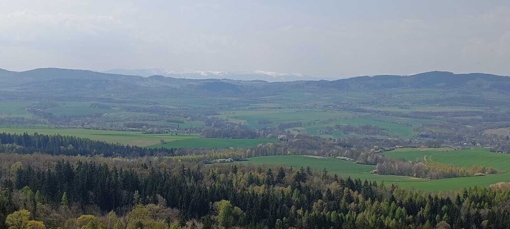 Panorama z Ostrzycy - na horyzoncie Karkonosze