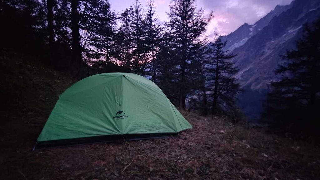 Nocleg w lesie poniżej Refuge Walter-Bonatti (Italia)