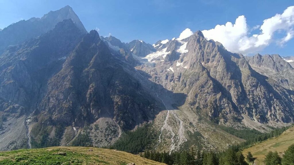 Panorama z Refuge Walter-Bonatti (Italia)